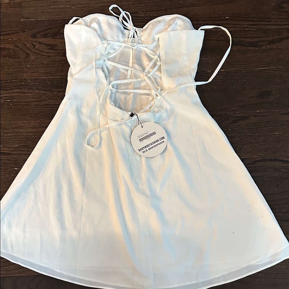 Elegant White Mini Dress - Picture 3 of 3